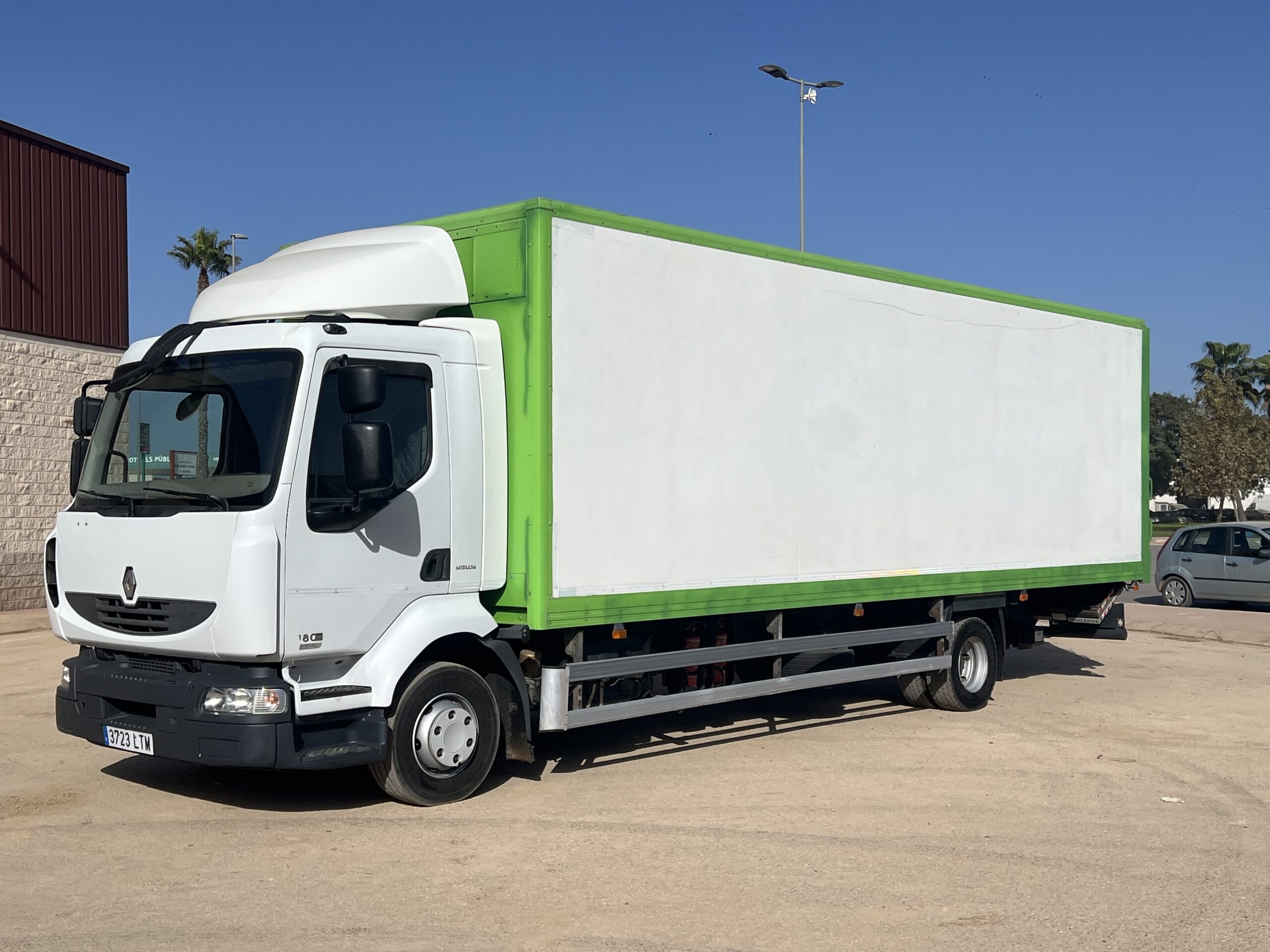 CAMION RENAULT MIDLUM CAJA CERRADA DE 8 METROS