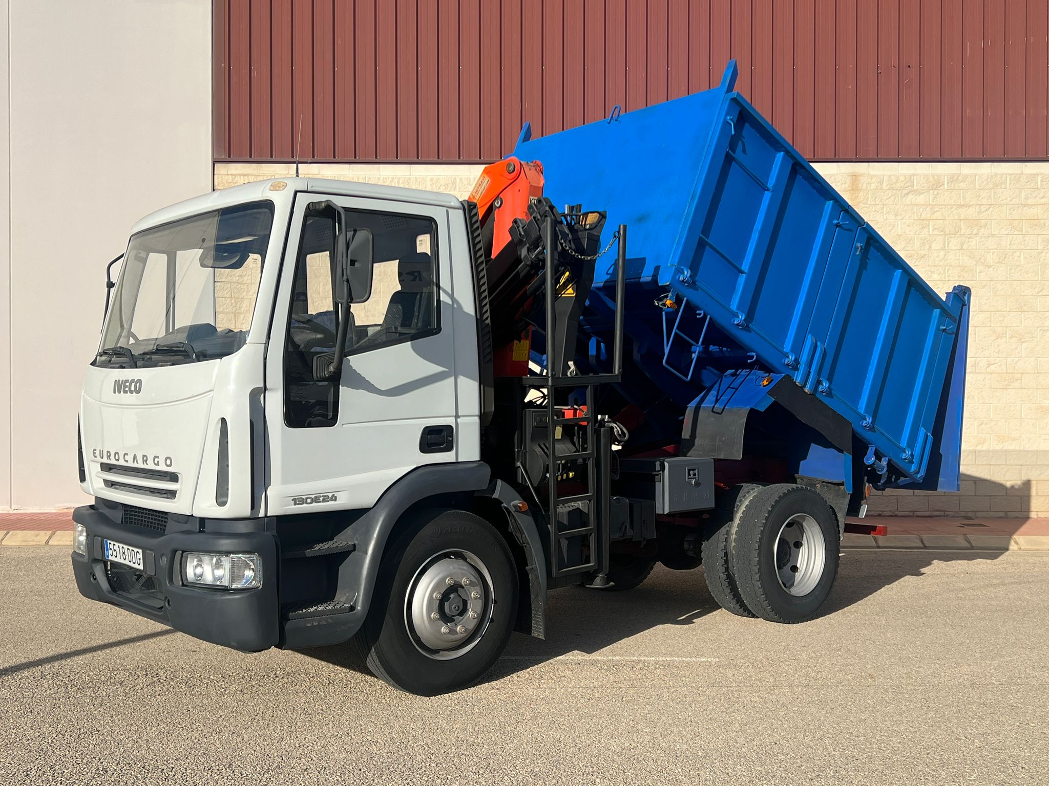 CAMION IVECO EUROCARGO BASCULANTE Y GRUA PALFINGER PK8500