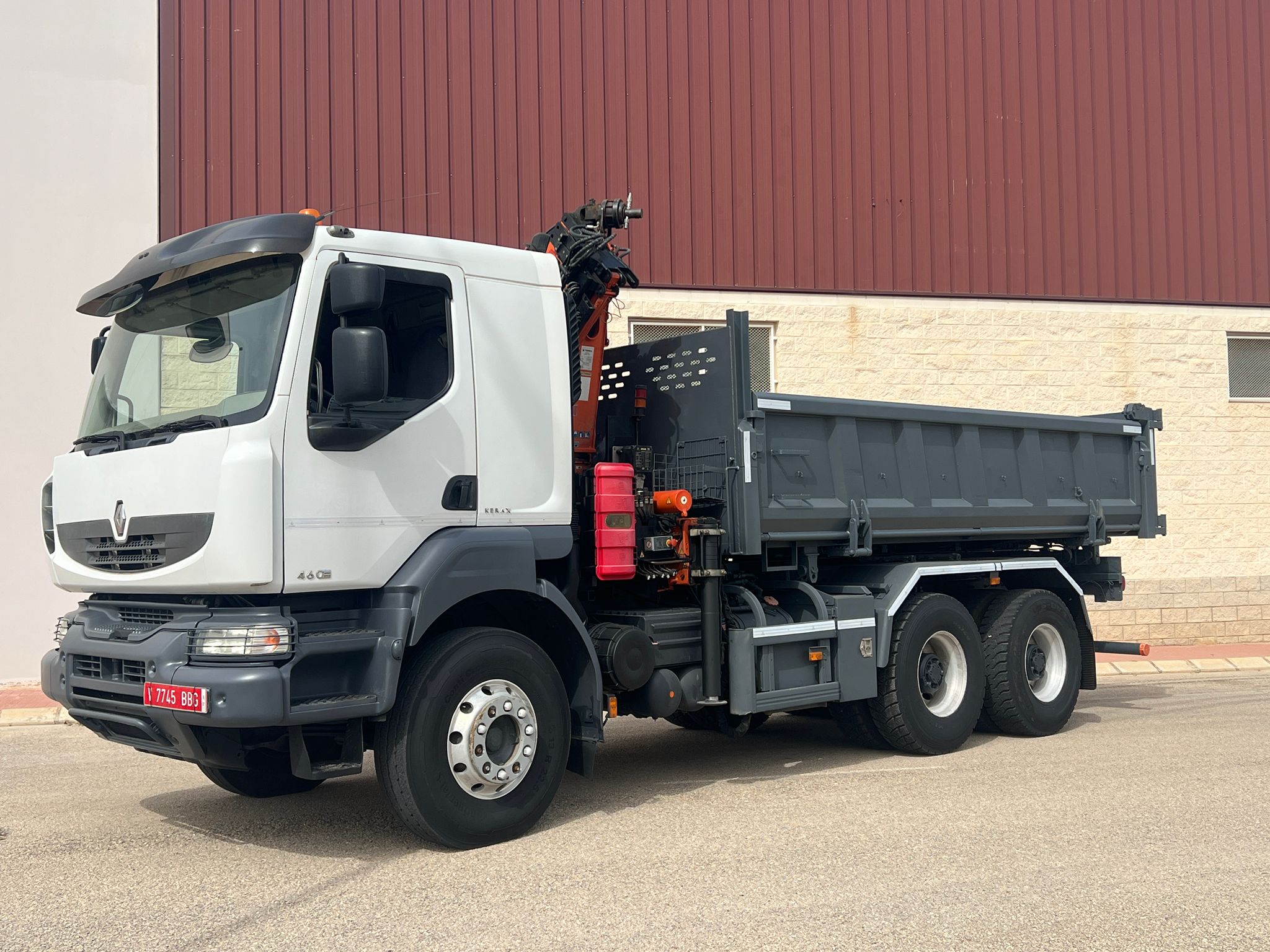 CAMION RENAULT KERAX 6X4 BASCULANTE Y GRUA