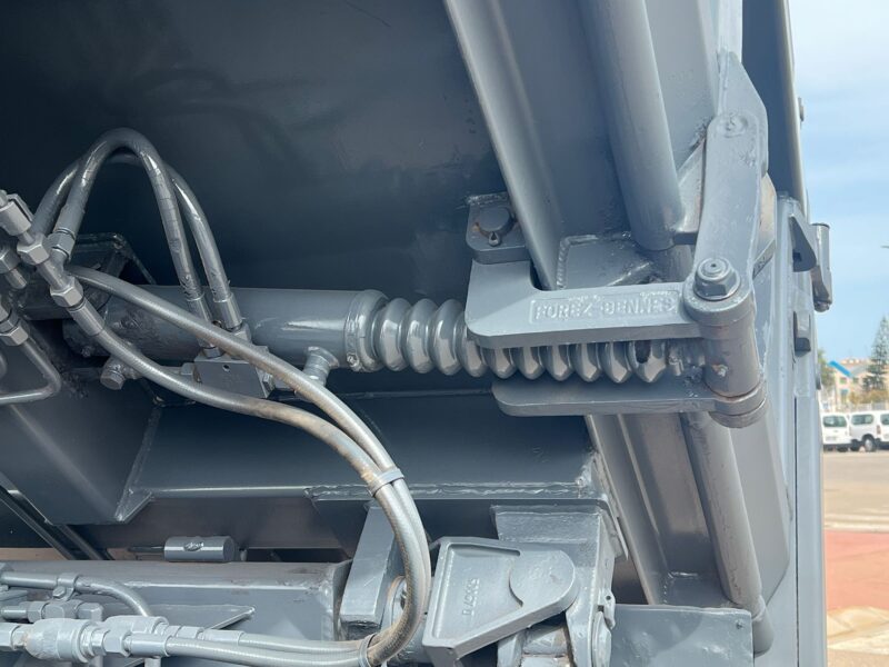 CAMION RENAULT KERAX 6X4 BASCULANTE Y GRUA - Imagen 24