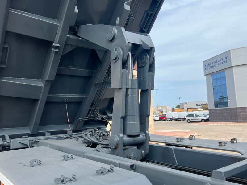 CAMION RENAULT KERAX 6X4 BASCULANTE Y GRUA - Imagen 40