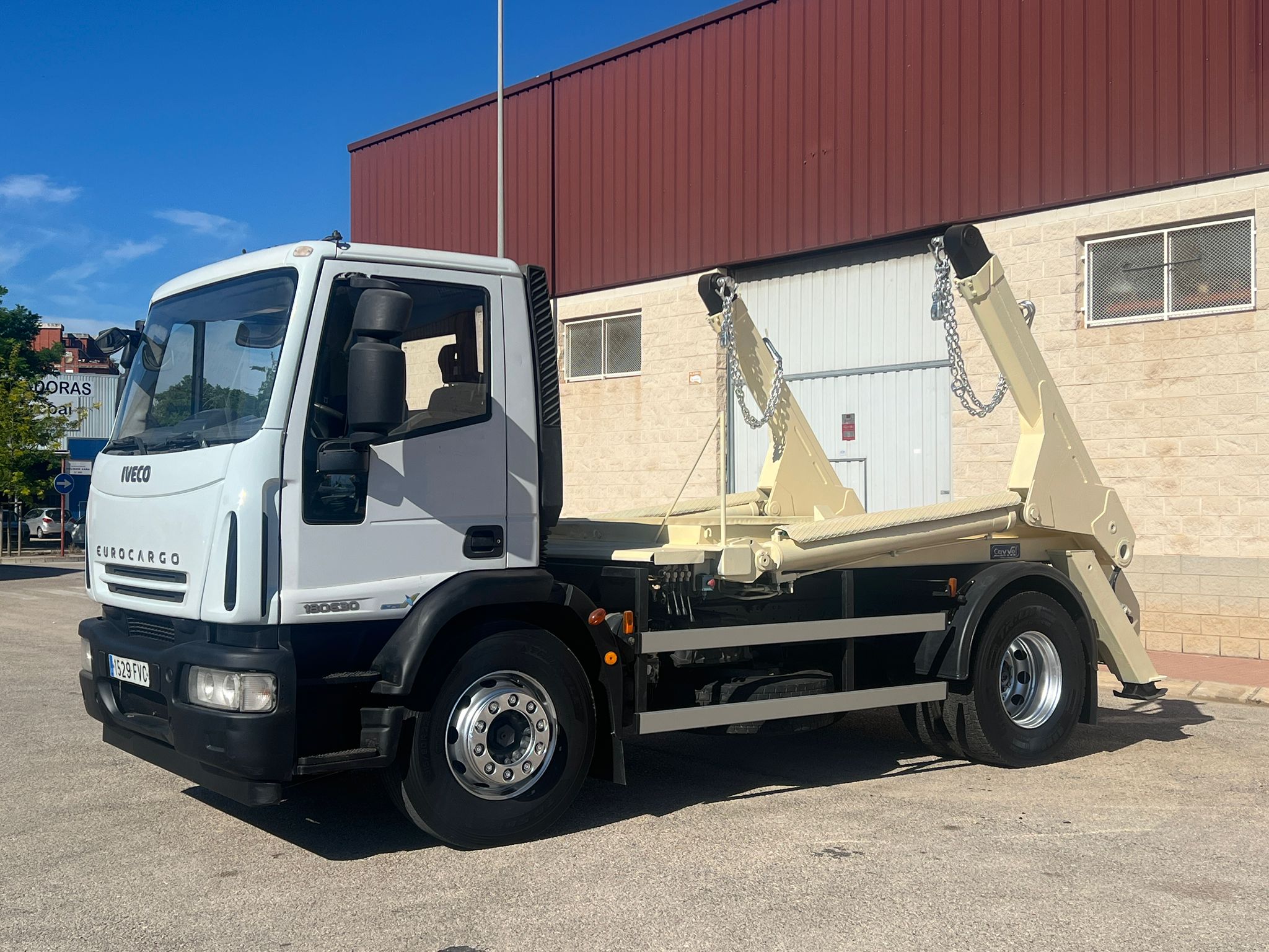 IVECO EUROCARGO 18E30 PORTACONTENEDORES DE CADENAS