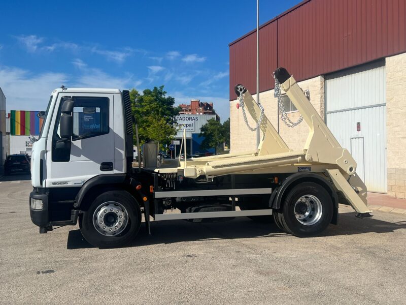 IVECO EUROCARGO 18E30 PORTACONTENEDORES DE CADENAS - Imagen 4