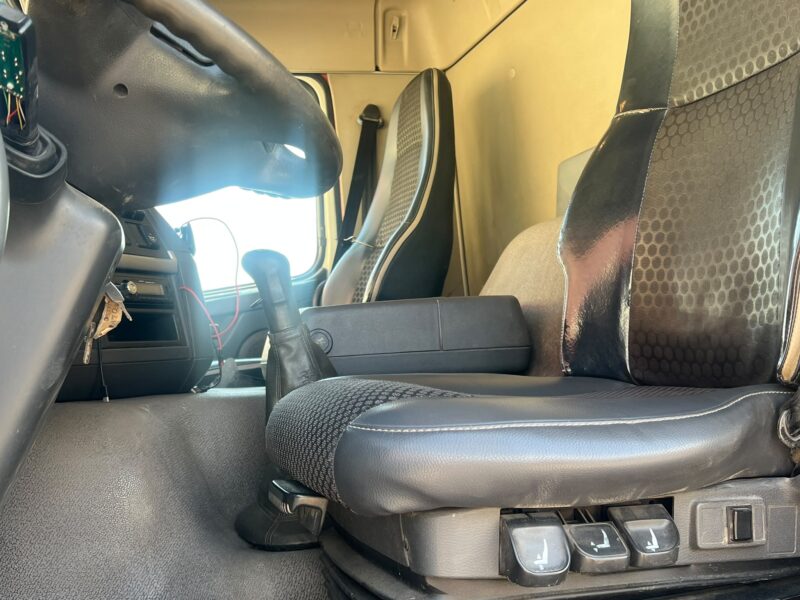 VOLVO FM11 BASCULANTE 8X4 ULTIMO EJE DIRECCIONAL - Imagen 12