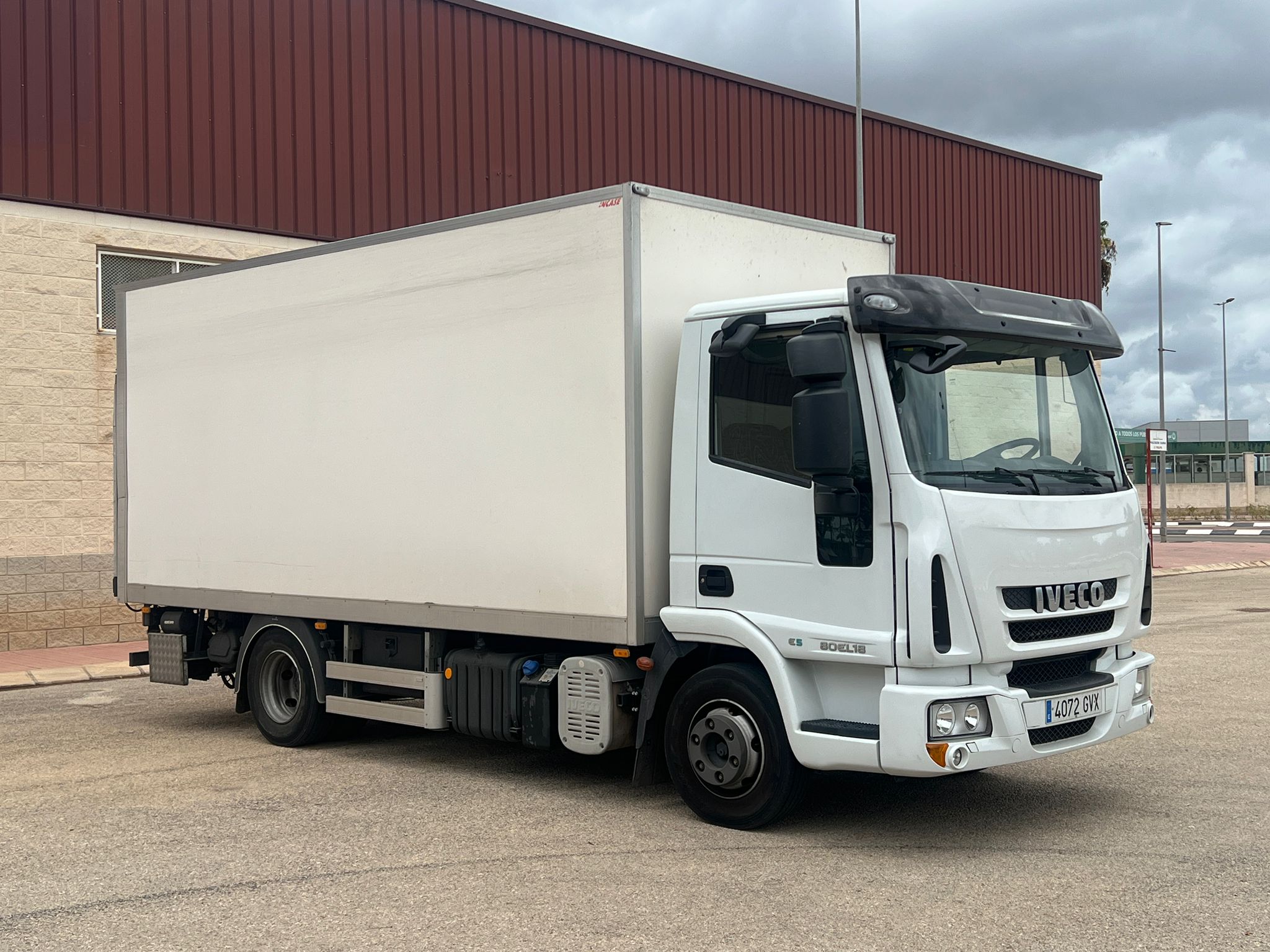 CAMIÓN RÍGIDO 4x2 IVECO EUROCARGO 80EL18 PUERTA ELEVADORA